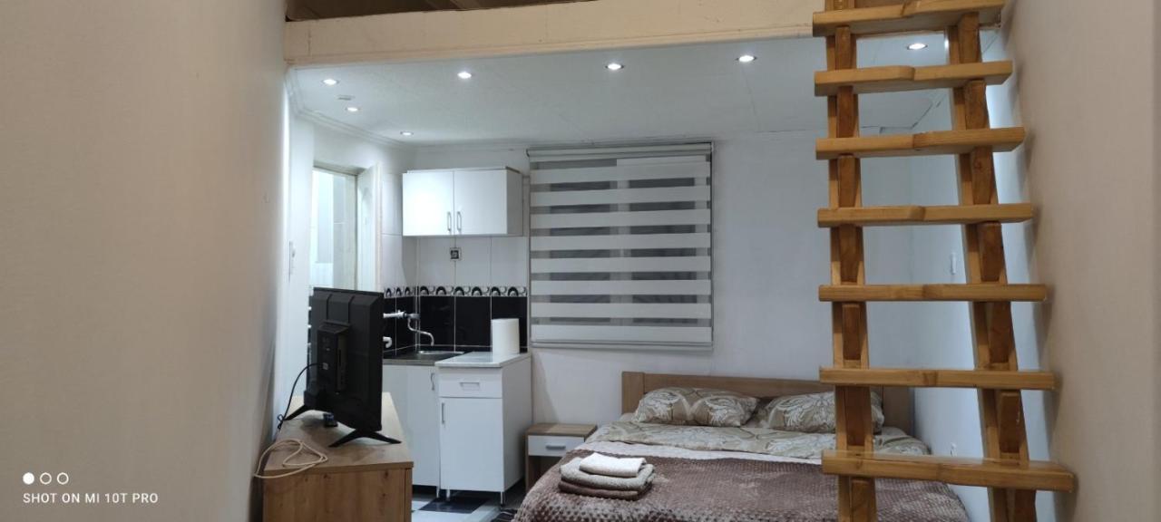 Small Apartment Private Bathroom Strong Wi-Fi 贝尔格莱德 外观 照片